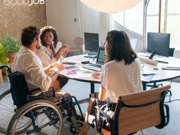 Imagen de dos profesionales con discapacidad trabajando juntos en una mesa de trabajo, como parte de la iniciativa de la Fundación GoodJob para la inclusión laboral.