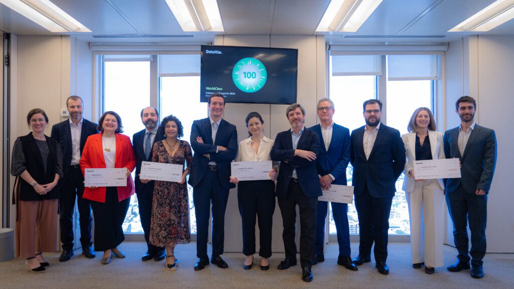 Foto grupal de la Fundación GoodJob recibiendo el premio 'Conoce Mi Proyecto' de Deloitte.