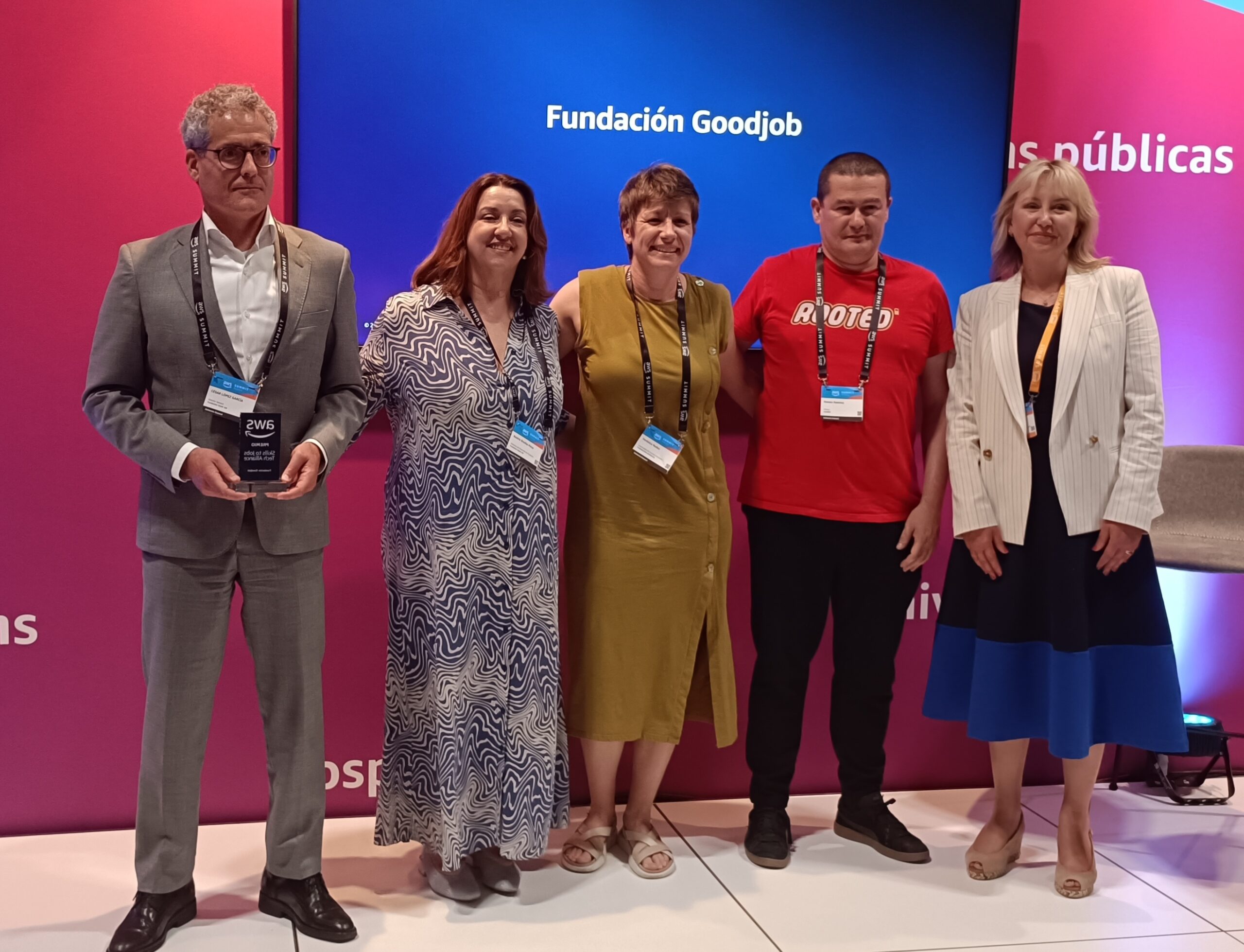 Miembros de la Fundación GoodJob posando tras recibir el reconocimiento de la Alianza Tech en su categoría de entidades sin ánimo de lucro.