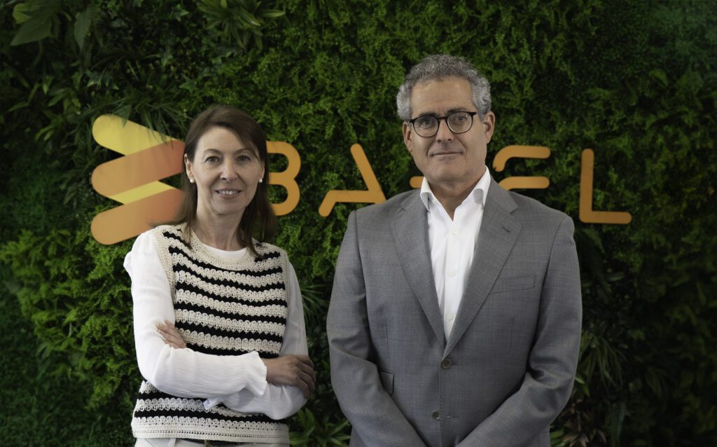 Miembros de la empresa Babel posando con el logo de la compañía y colaborando con la Fundación GoodJob