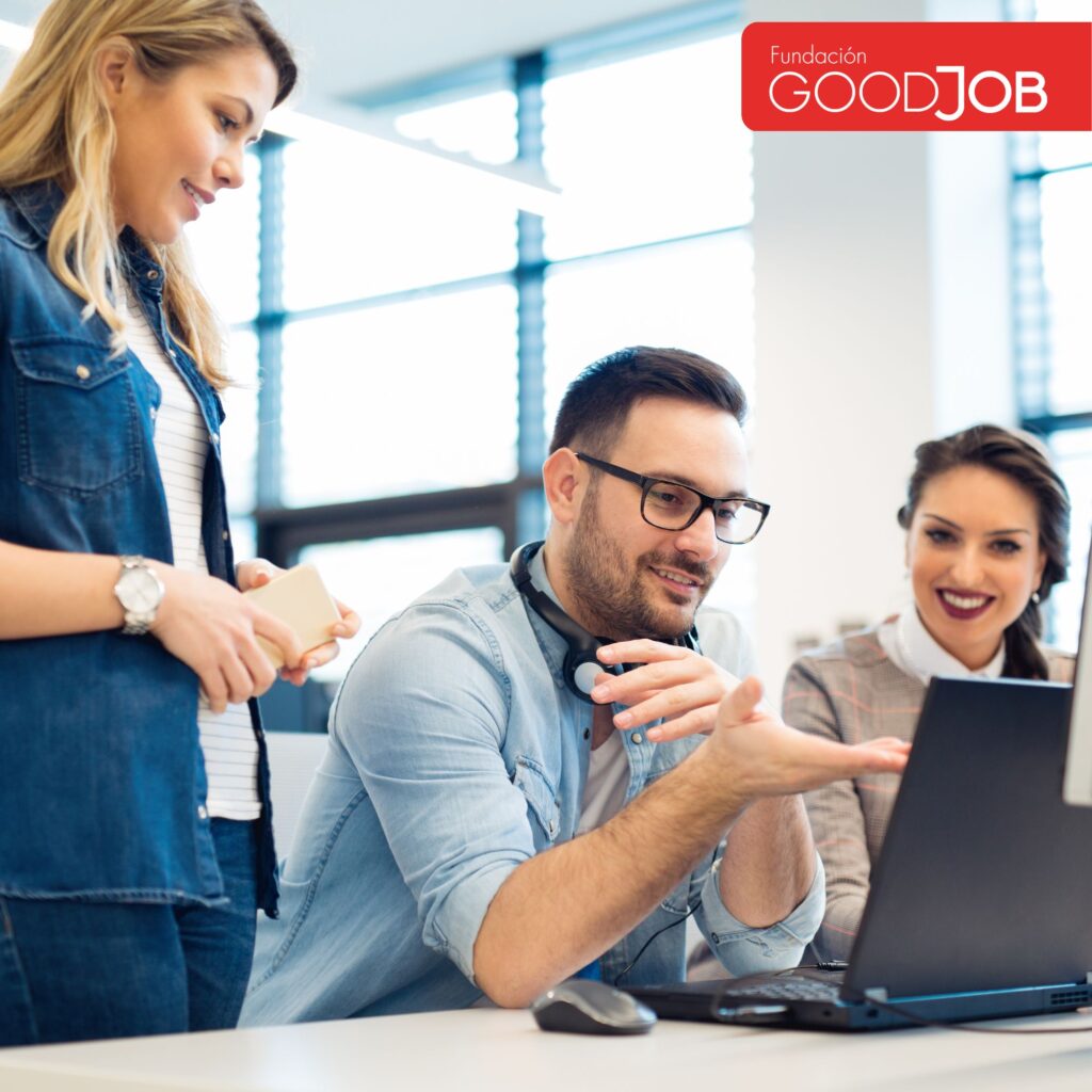 Grupo de personas colaborando en un entorno laboral, fomentando la inclusión y diversidad en el ámbito profesional, bajo el marco de la Fundación GoodJob.