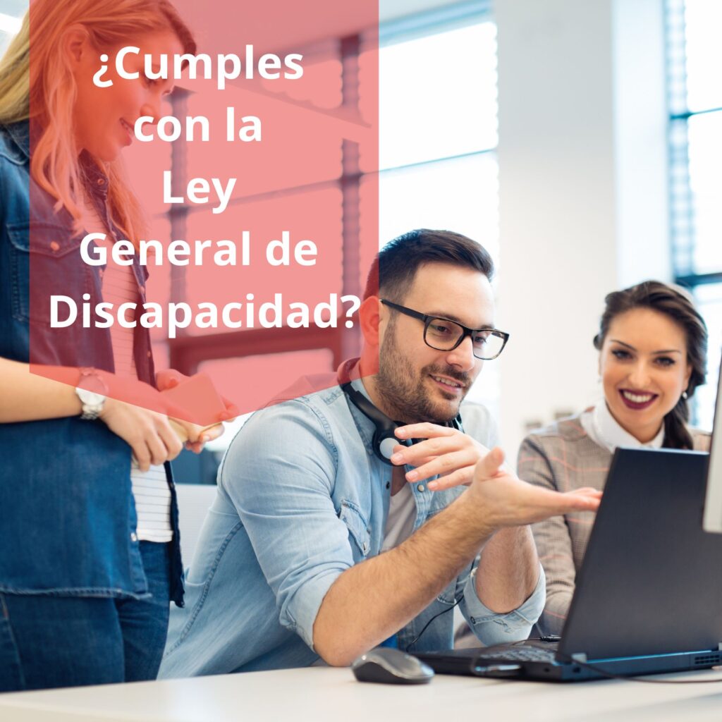Grupo de personas en un entorno de oficina colaborativa, trabajando frente a un ordenador portátil, con un texto sobreimpreso que pregunta: '¿Cumples con la Ley General de Discapacidad?