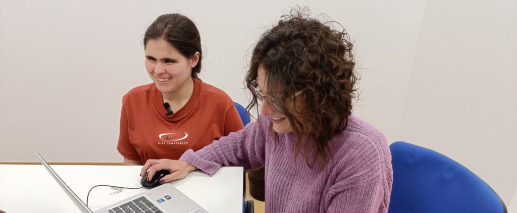 Preparadora laboral acompañando a un candidato con la metodología de empleo con apoyo