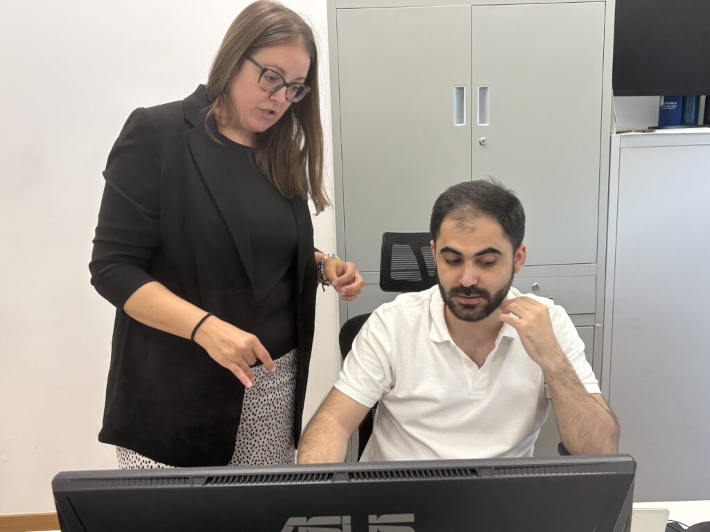 Preparadora laboral acompañando a un candidato con la metodología de empleo con apoyo