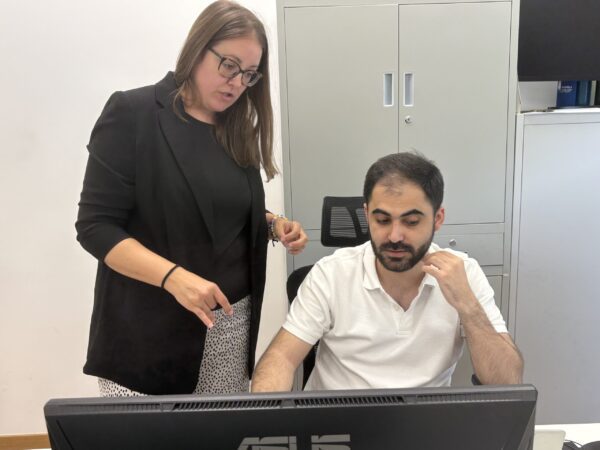 Preparadora laboral acompañando a un candidato con la metodología de empleo con apoyo