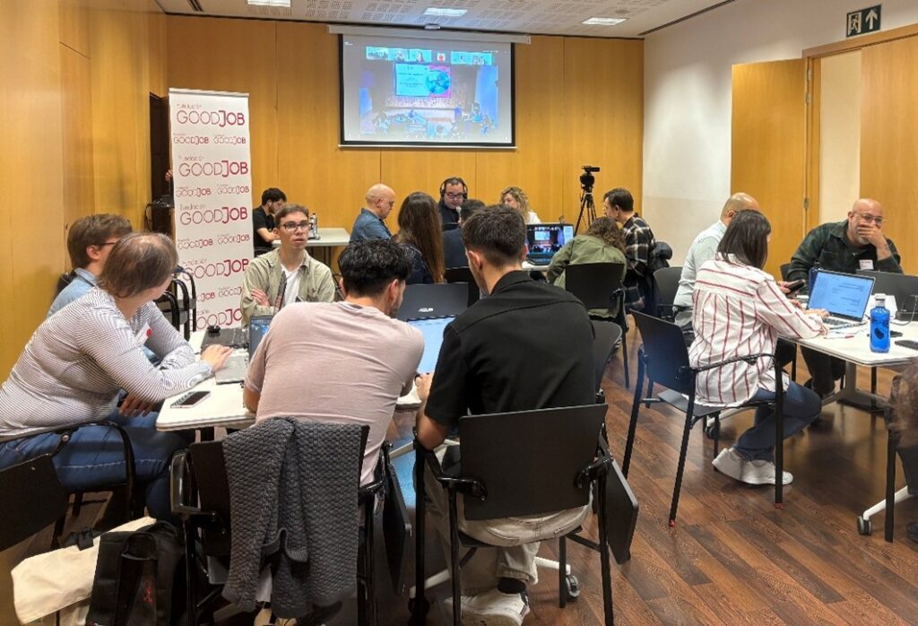 Personas participando en un taller de empleabilidad tecnológica organizado por Fundación GoodJob, enfocado en inclusión laboral y competencias digitales