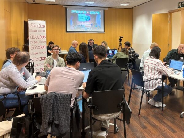 Personas participando en un taller de empleabilidad tecnológica organizado por Fundación GoodJob, enfocado en inclusión laboral y competencias digitales
