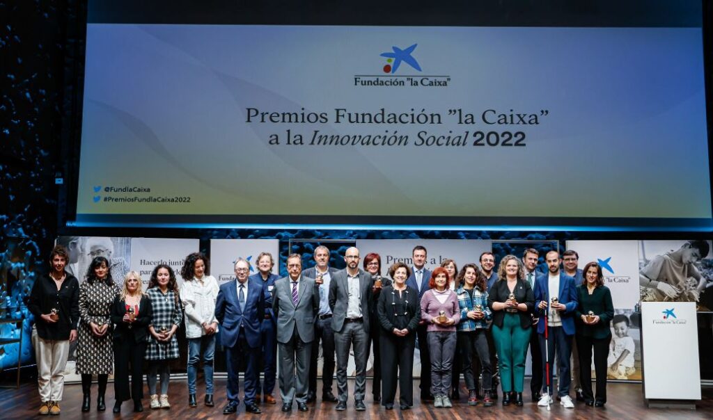 Foto grupal de los ganadores y organizadores de los Premios Fundación La Caixa a la Innovación Social 2022 en el evento celebrado, destacando las iniciativas premiadas.