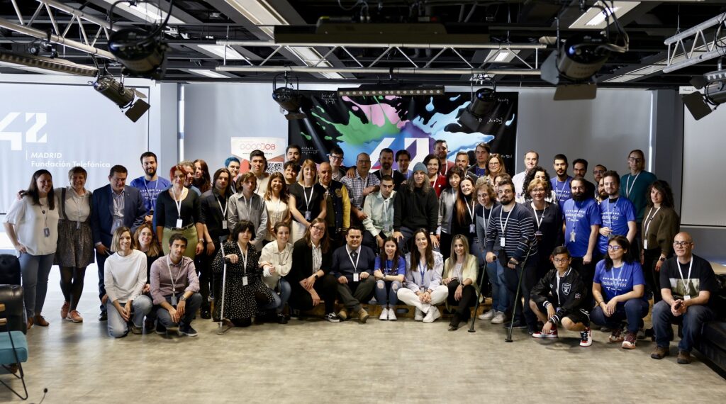 Grupo de participantes con discapacidad en una jornada organizada por Fundación Telefónica y Fundación GoodJob para fomentar la inclusión laboral y digital en el sector de la ciberseguridad.
