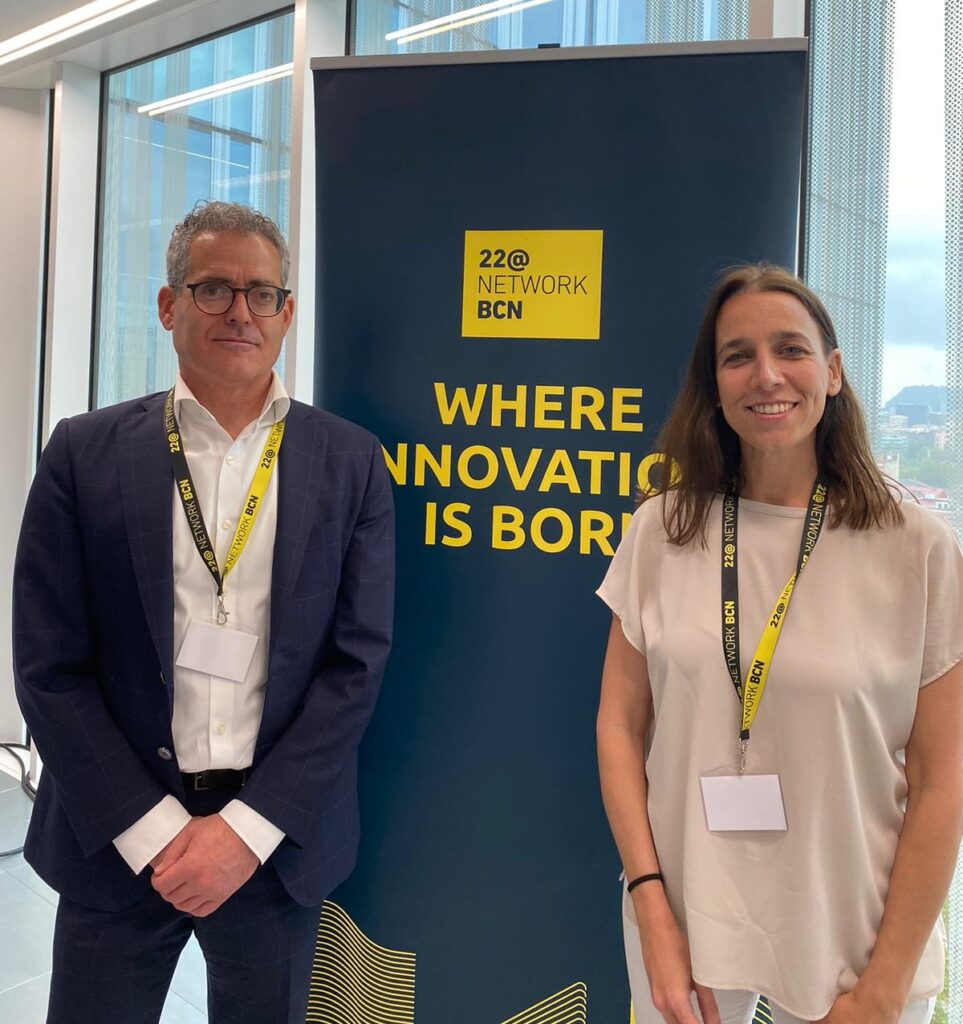 Representantes de Fundación GoodJob posando con el banner de 22@Network BCN en el evento 'Where Innovation Is Born
