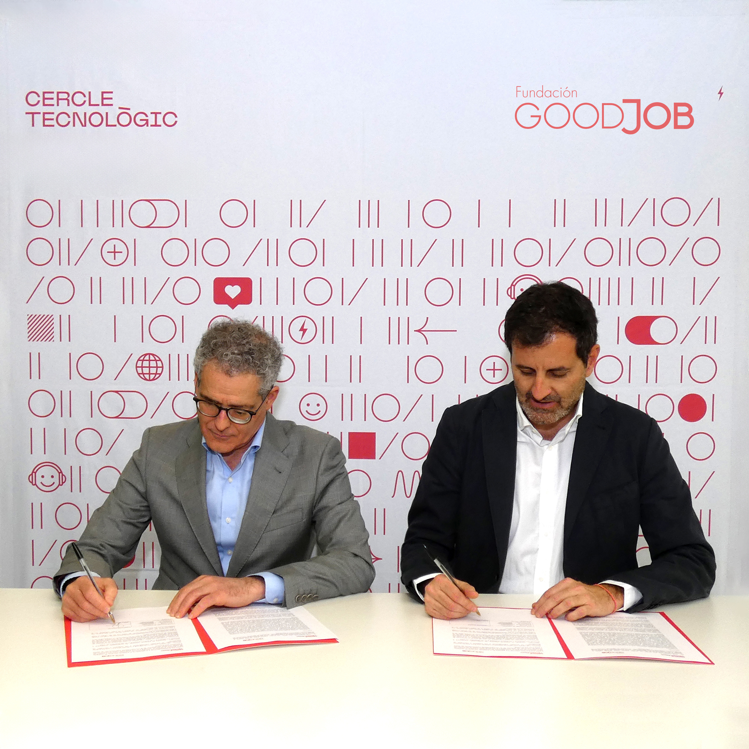 Foto de la firma de un acuerdo entre la Fundación GoodJob y Cercle Tecnologic, con los representantes firmando el documento en un evento en abril de 2024.