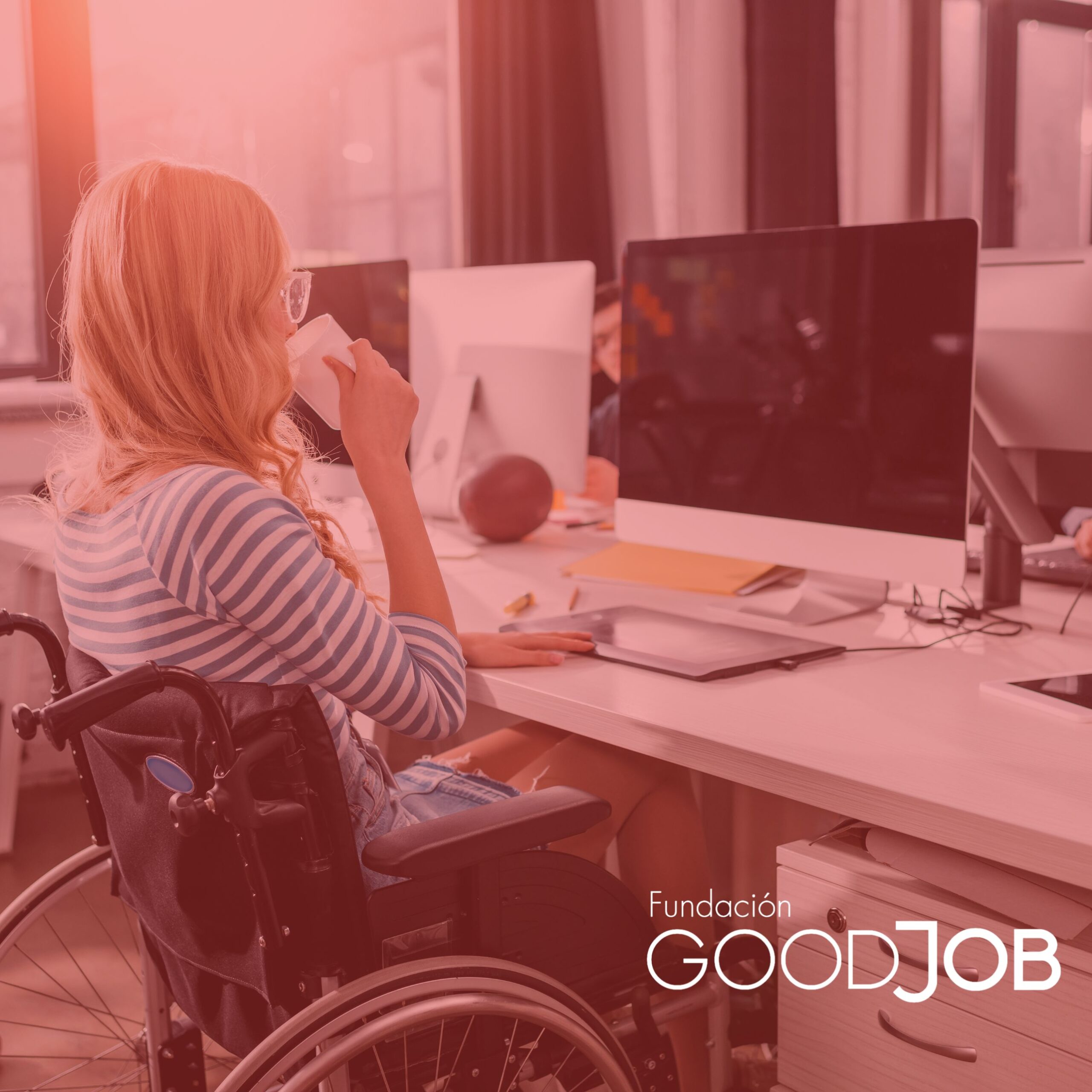 Mujer en silla de ruedas trabajando en un entorno de oficina, con una atmósfera profesional e inclusiva.