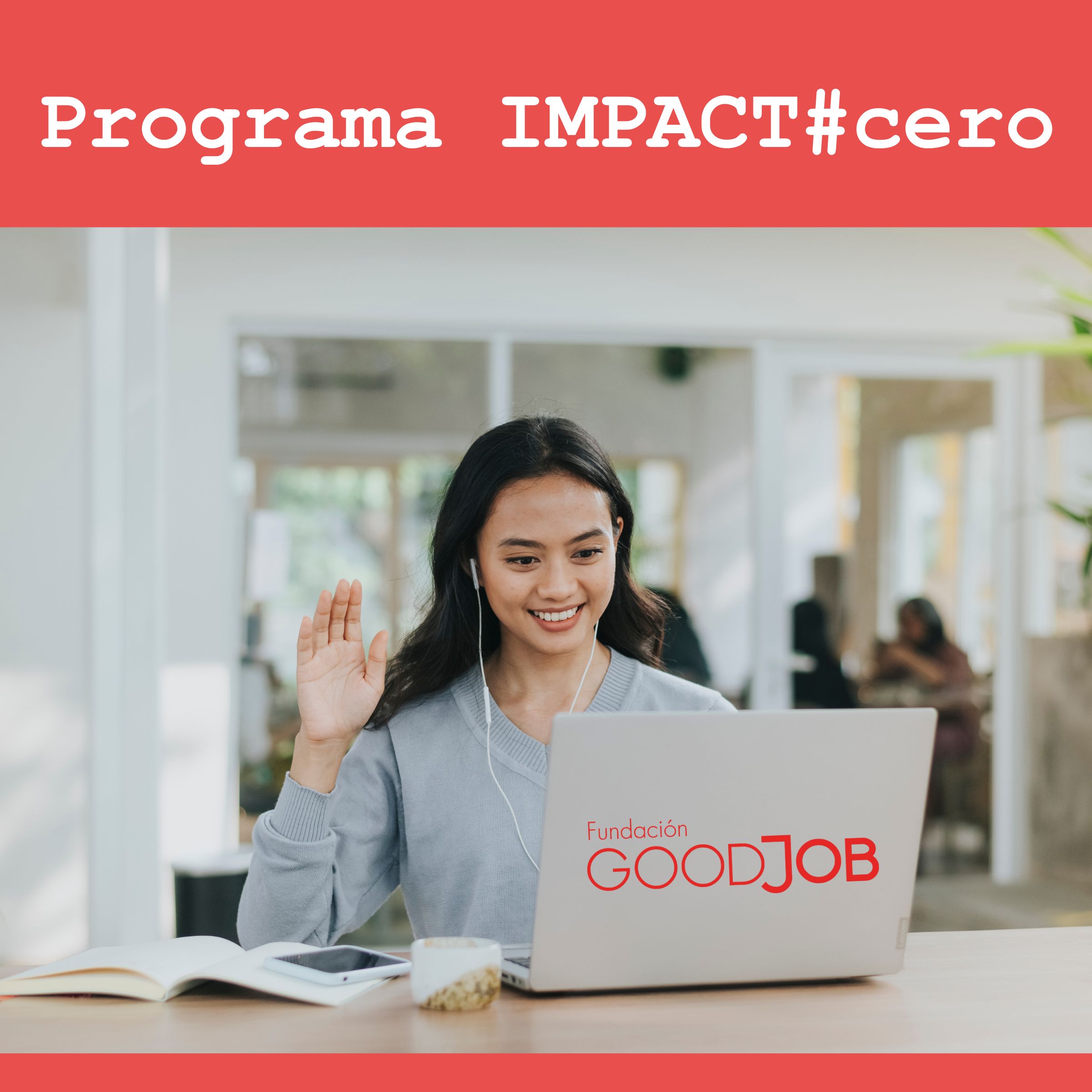 Mujer joven sonriente participando en una sesión virtual del Programa IMPACT#cero de la Fundación GoodJob, usando un portátil con el logotipo de la fundación.