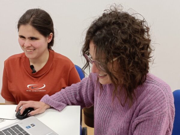 Preparadora laboral acompañando a un candidato con la metodología de empleo con apoyo