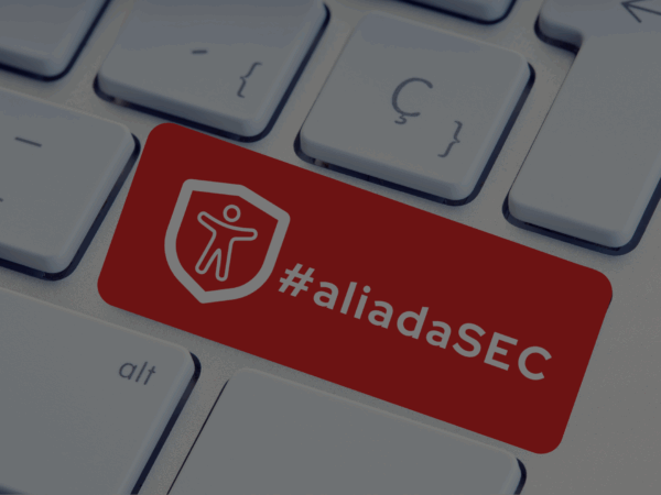Teclado de un ordenador con una tecla marcada en rojo con el logo de #aliadaSEC.